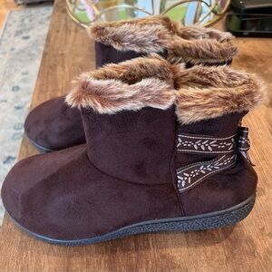 Isotoner Warm Brown Footwear size 8.5/9 machine washable